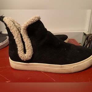 Black fuzzy lined sneakers
